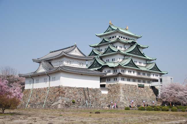 Nagoya_Castle_Tower_in_Spring