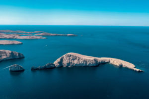تحتوي المنطقة على أهم المعابر المائية، أي مضيق هرمز. صورة تُظهر إحدى الجزر المطلة على المضيق