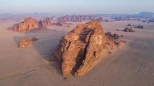 تضم صحراء حسمى تشكيلات صخرية مميزة.