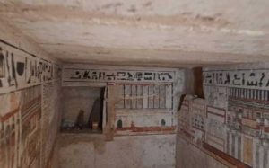 داخل إحدى المقابر الفرعونية المكتشفة حديثاً في سقارة
