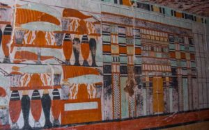 داخل إحدى المقابر الفرعونية المكتشفة حديثًا لامرأة تدعى "بيتي" والتي حملت ألقاب مزينة الملك الوحيدة وكاهنة المعبودة حتحور