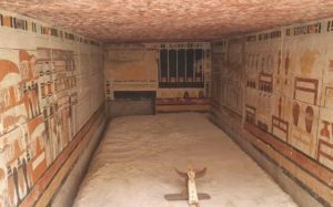 صورة من داخل مقبرة فرعونية لامرأة تدعى "بيتي" المكتشفة حديثاً في سقارة